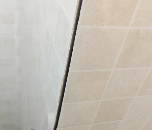 翼城瓷砖空鼓维修公司分享阳台瓷砖脱落的修复过程可以分为以下几个步骤
